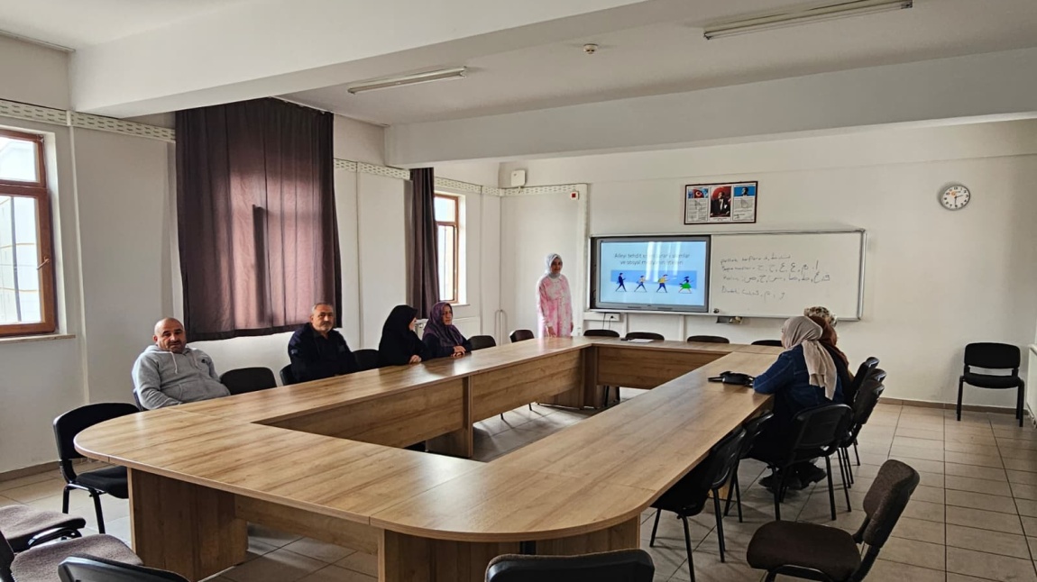 AİLEYİ TEHDİT EDEN ZARARLI AKIMLAR VE SOSYAL MEDYANIN ETKİLERİ SEMİNERİ